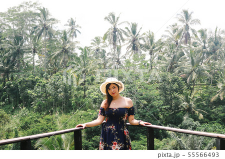 Young pretty Asian woman is standing with mountain 55566493
