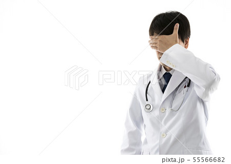 医者 手で顔を隠す 55566682