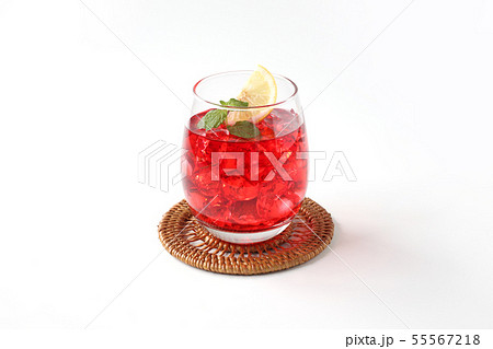 氷を入れた アイスティー 紅茶 赤い飲み物 グラス 白背景の写真素材