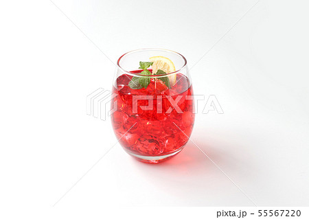 氷を入れた アイスティー 紅茶 赤い飲み物 グラス 白背景の写真素材