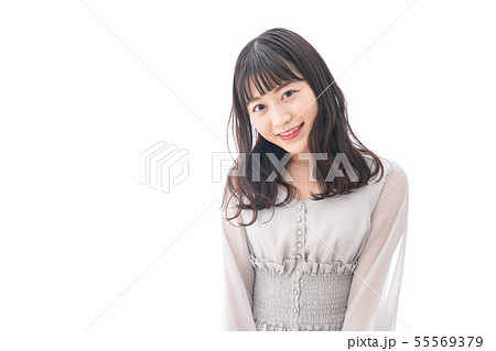 笑顔の若い女性ポートレート 55569379