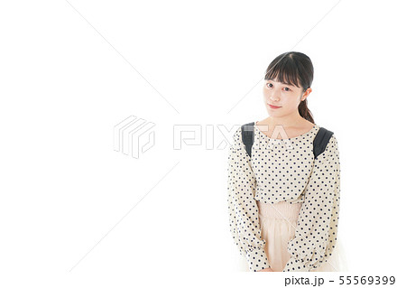 笑顔の若い女性ポートレート 55569399