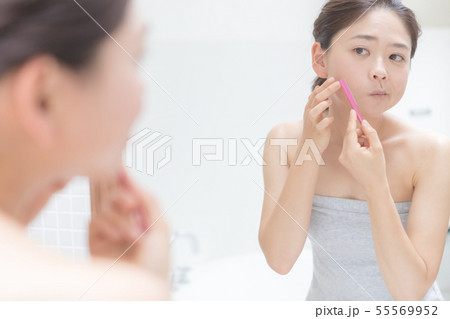 a thirty-something woman a thirty-something woman 55569952