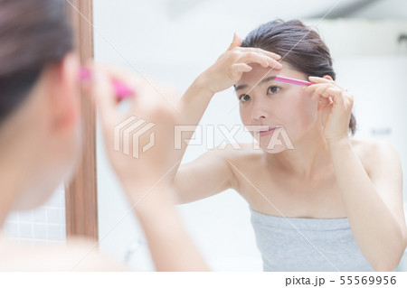 a thirty-something woman a thirty-something woman 55569956