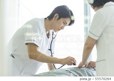 白衣 男性 聴診器 白衣 男性 聴診器 55570264