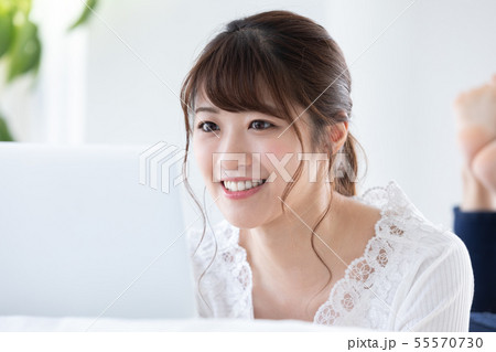 女性　ライフスタイル　パソコン 55570730