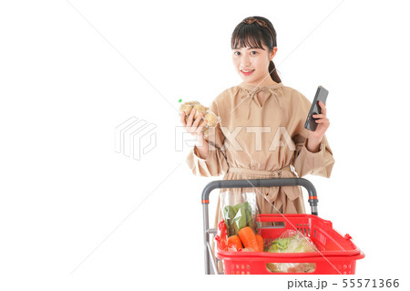 スーパーで食品の原産地を調べる若い女性 スーパーで食品の原産地を調べる若い女性 55571366