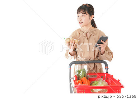 スーパーで食品の原産地を調べる若い女性 スーパーで食品の原産地を調べる若い女性 55571369