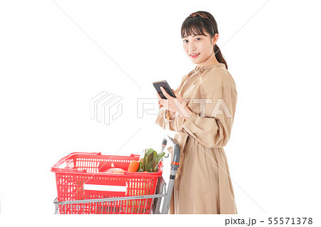 スーパーで食品の原産地を調べる若い女性 スーパーで食品の原産地を調べる若い女性 55571378