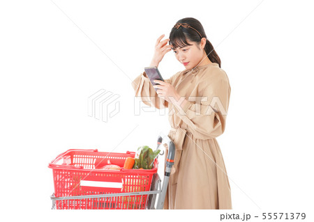 スーパーで食品の原産地を調べる若い女性 スーパーで食品の原産地を調べる若い女性 55571379