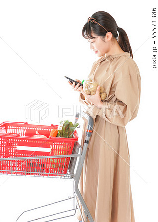 スーパーで食品の原産地を調べる若い女性 55571386