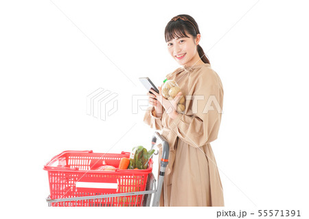 スーパーで食品の原産地を調べる若い女性 55571391