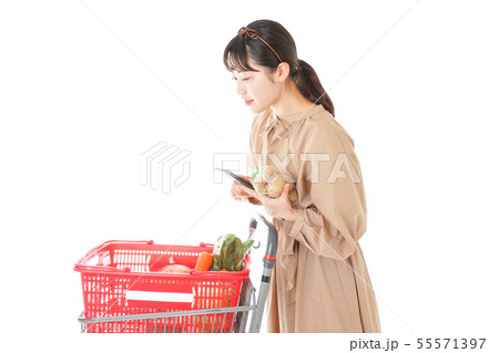 スーパーで食品の原産地を調べる若い女性 55571397