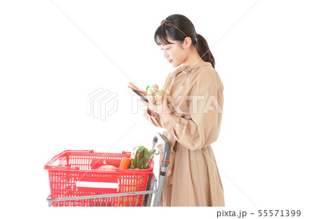 スーパーで食品の原産地を調べる若い女性 55571399