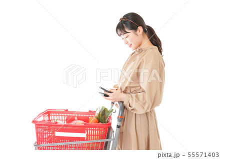 スーパーで食品の原産地を調べる若い女性 55571403