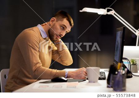 tired man having neck ache working at night office 55573848