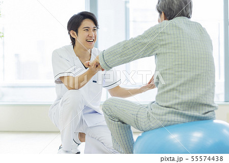 白衣 男性 リハビリ 55574438