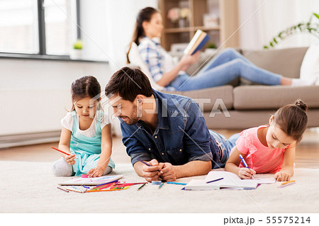 father with little daughters drawing at home father with little daughters drawing at home 55575214