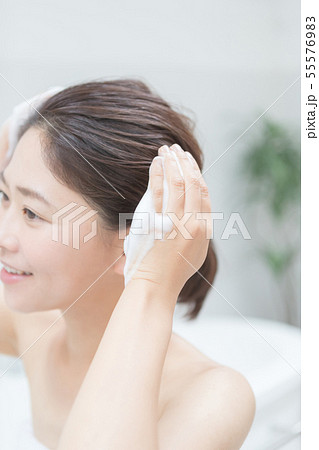 a thirty-something woman a thirty-something woman 55576983