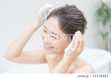 a thirty-something woman 55576987