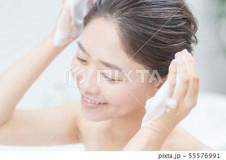 a thirty-something woman 55576991