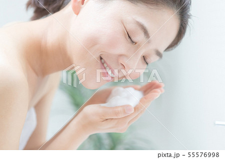 a thirty-something woman 55576998