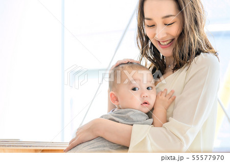 子供を抱く女性 子供を抱く女性 55577970