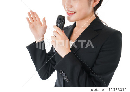 ポイントを示すスーツを着たビジネスウーマン 55578013