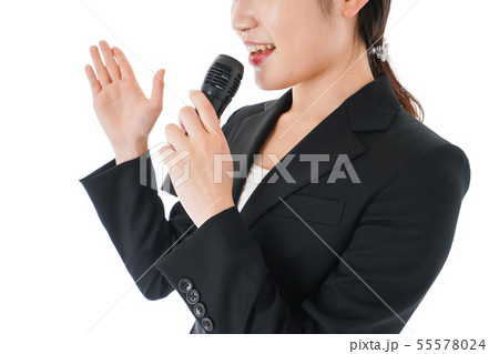 ポイントを示すスーツを着たビジネスウーマン 55578024