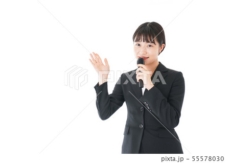 ポイントを示すスーツを着たビジネスウーマン 55578030
