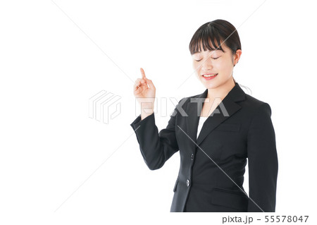 ポイントを示すスーツを着たビジネスウーマン 55578047