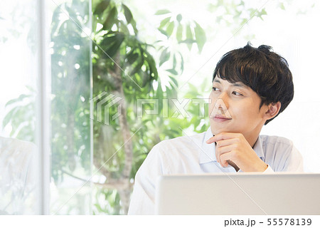 若い男性のポートレート 55578139