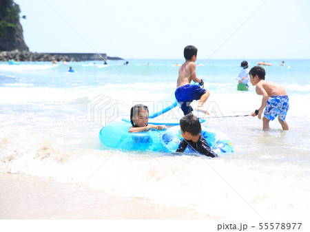 お友達と海水浴 55578977