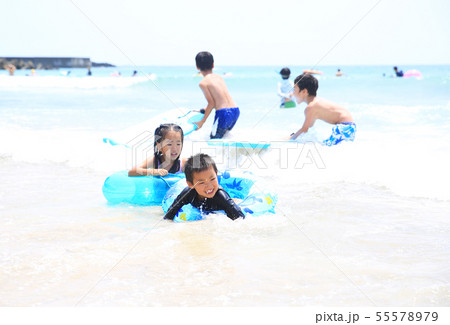 お友達と海水浴 55578979