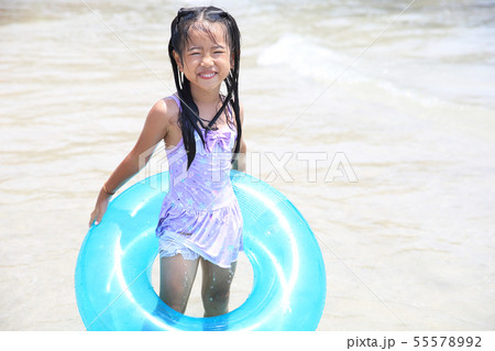 海水浴をする女の子 海水浴をする女の子 55578992