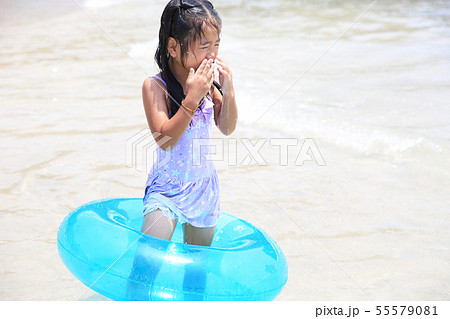 海水浴する女の子 55579081
