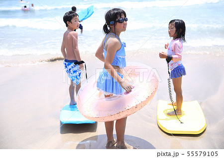海水浴を楽しむ子供たち 55579105