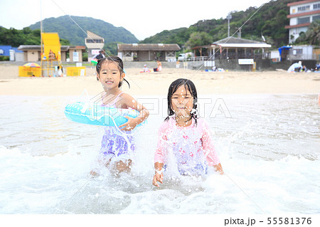 海水浴をする女の子 海水浴をする女の子 55581376