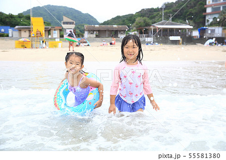 海水浴をする女の子 海水浴をする女の子 55581380