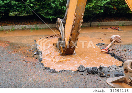 Repair the broken pipe for domestic on the mud 55592118