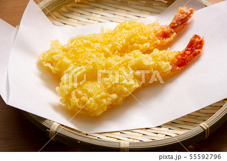 海老の天ぷら2本。(まっすぐに揚げられ、ざるに敷いた天ぷら敷き紙上に盛り付け。) 55592796