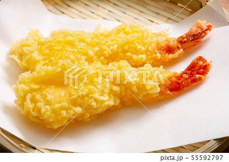 海老の天ぷら2本。(まっすぐに揚げられ、ざるに敷いた天ぷら敷き紙上に盛り付け。) 55592797