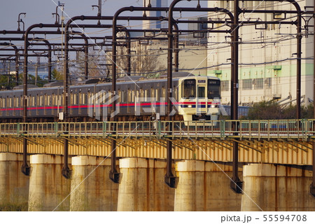 夕暮の多摩川橋梁を通過する京王線 55594708