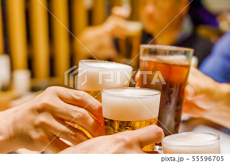 飲み会での乾杯シーン 55596705