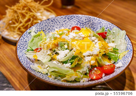 チーズがたっぷりかかったシーザーサラダ 55596706