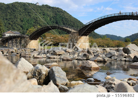 山口県錦帯橋とお城のある山！晴れた早朝のの写真 55596802