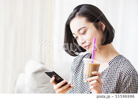 スマホとタピオカドリンクと女性　イメージ素材 55596996