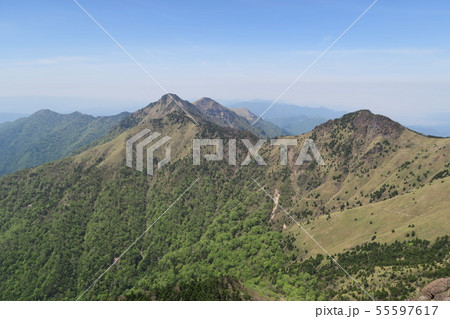 【日本百名山】石鎚山上からの松山方面の眺め　愛媛県西条市 55597617