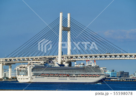 横浜ベイブリッジを潜る豪華客船 55598078