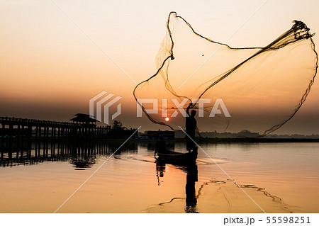 Fisherman cast a net in the Taung tha man lake, 55598251